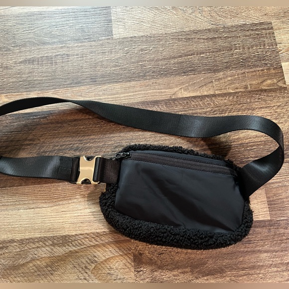Lululemon fleece everywhere belt bag - Picture 3 of 3